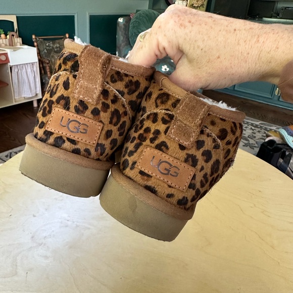 UGG Women’s Classic Ultra Mini Leopard Boot | size 7 - Picture 5 of 6